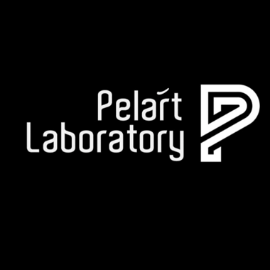Balts “Pelárt Laboratory” uzraksts ar stilizētu P logotipu uz melna fona