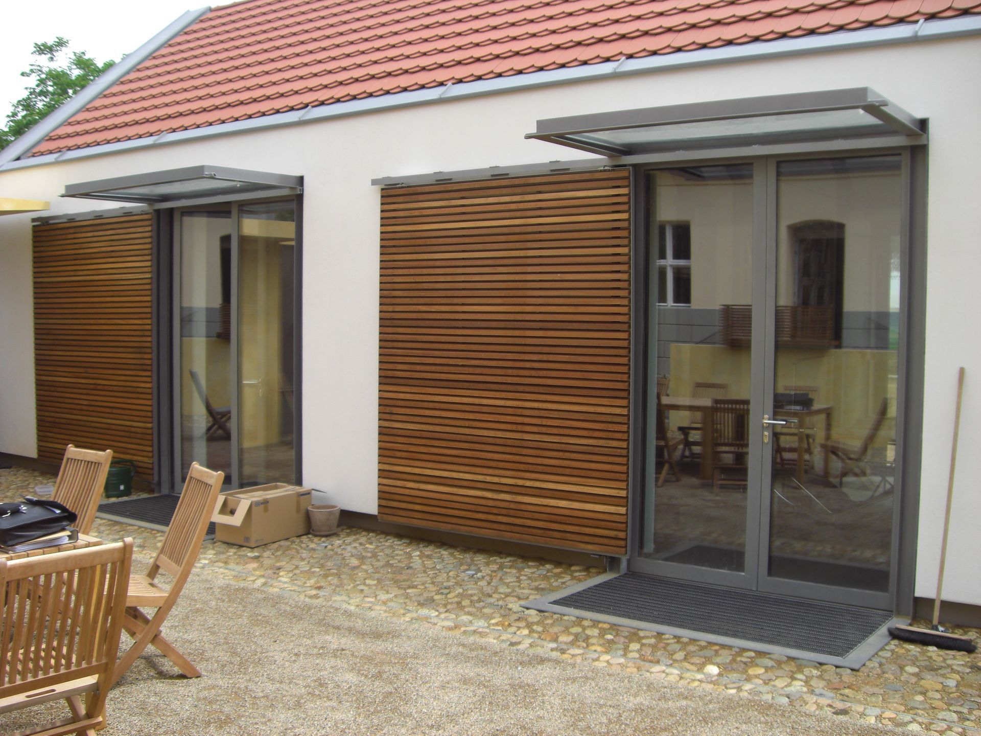 Ein Haus mit Glasschiebetüren und Holzverkleidung