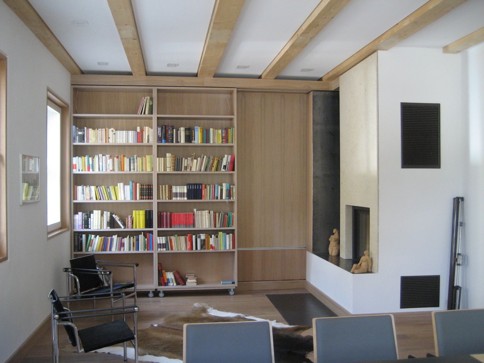Ein Wohnzimmer mit Bücherregalen und Kamin