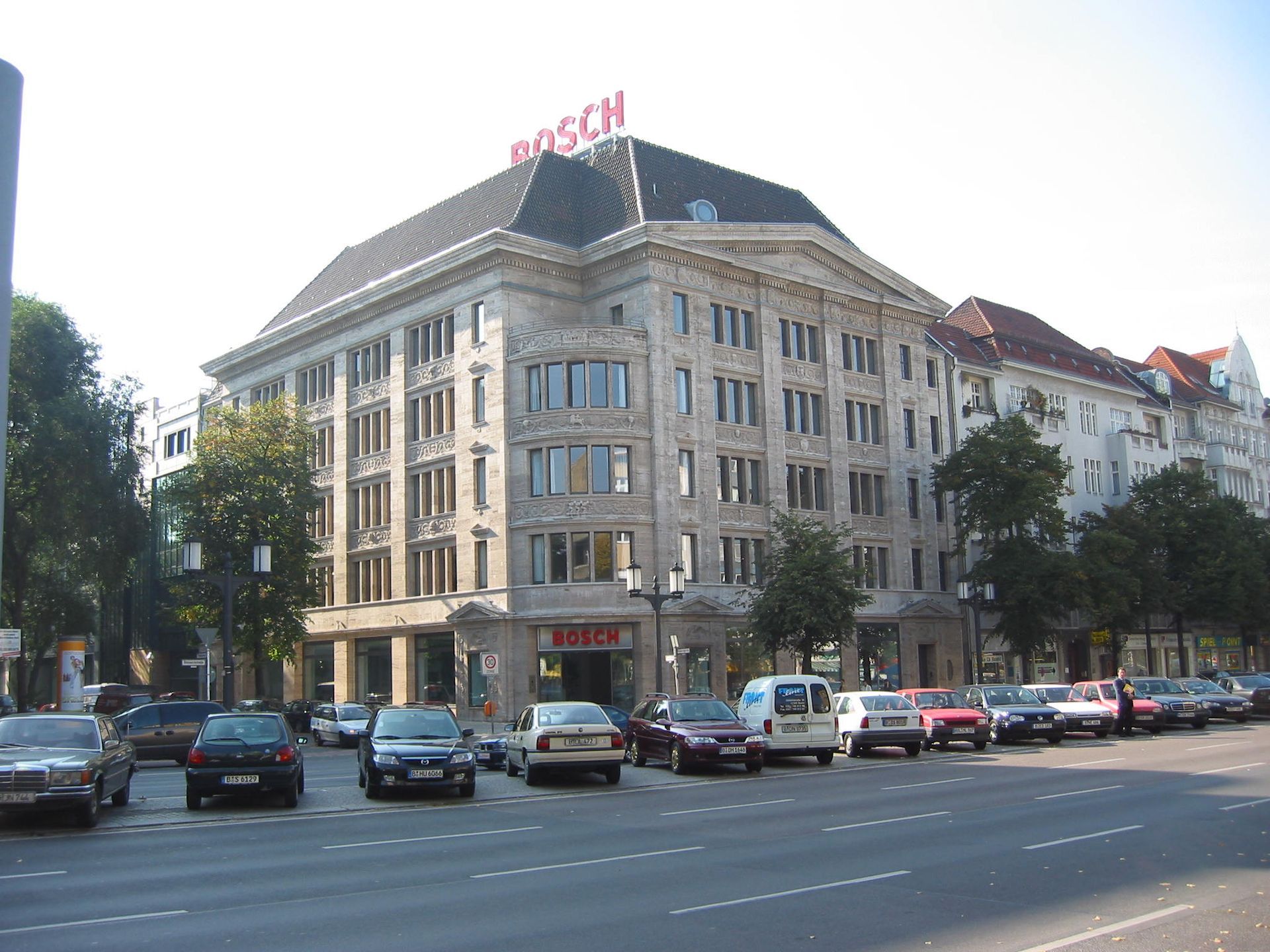 Ein großes Gebäude mit dem Wort Bosch auf der Spitze