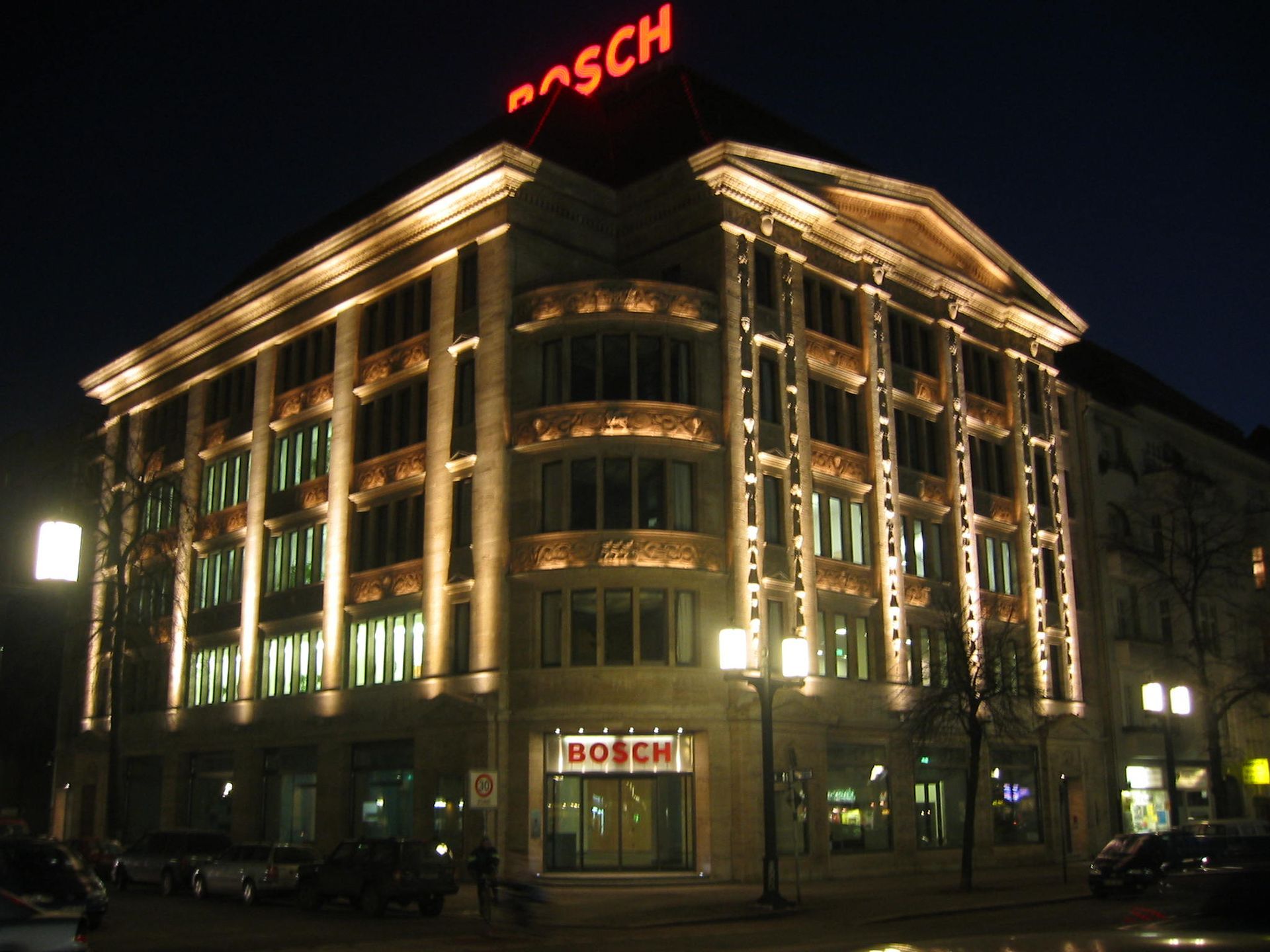 Ein Bosch-Gebäude ist nachts beleuchtet