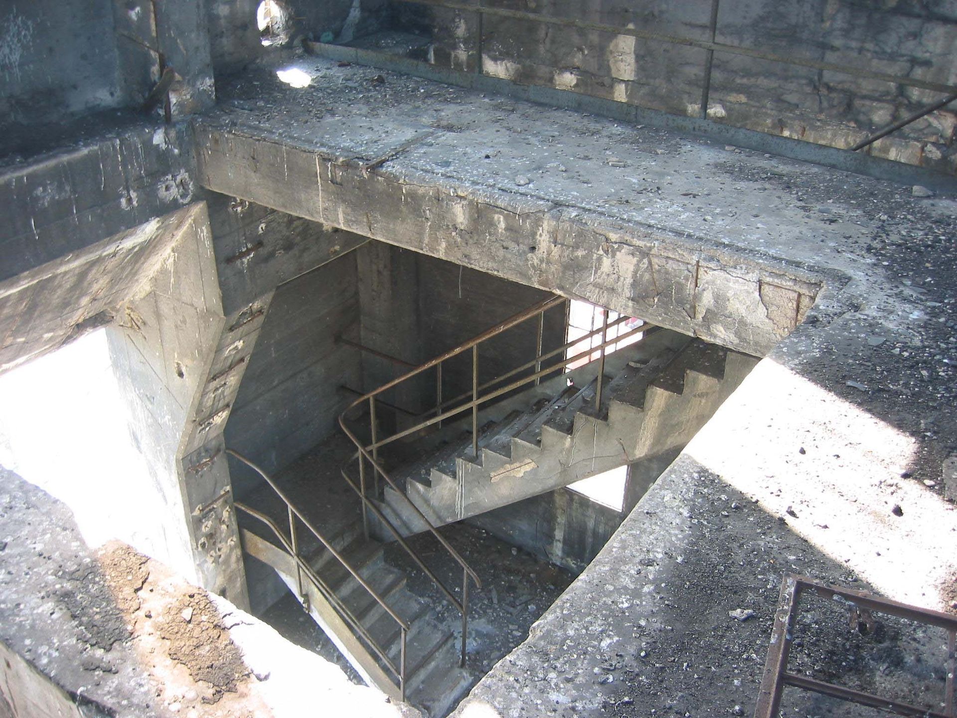 Eine Treppe in einem Gebäude mit einem Metallgeländer