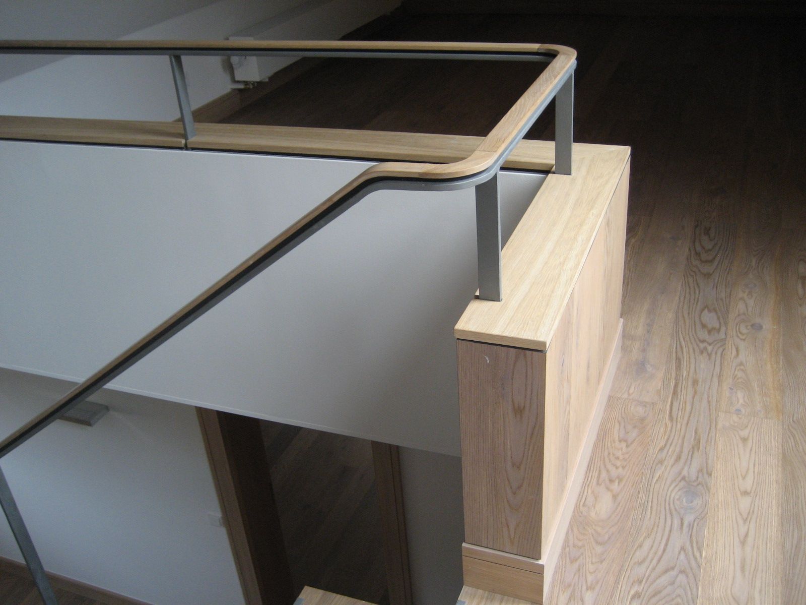 Eine Treppe mit einem Holzgeländer und einem Metallgeländer