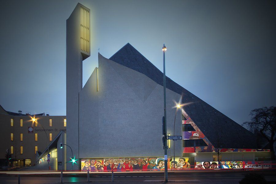 Ein Gebäude mit einem pyramidenförmigen Dach ist nachts beleuchtet