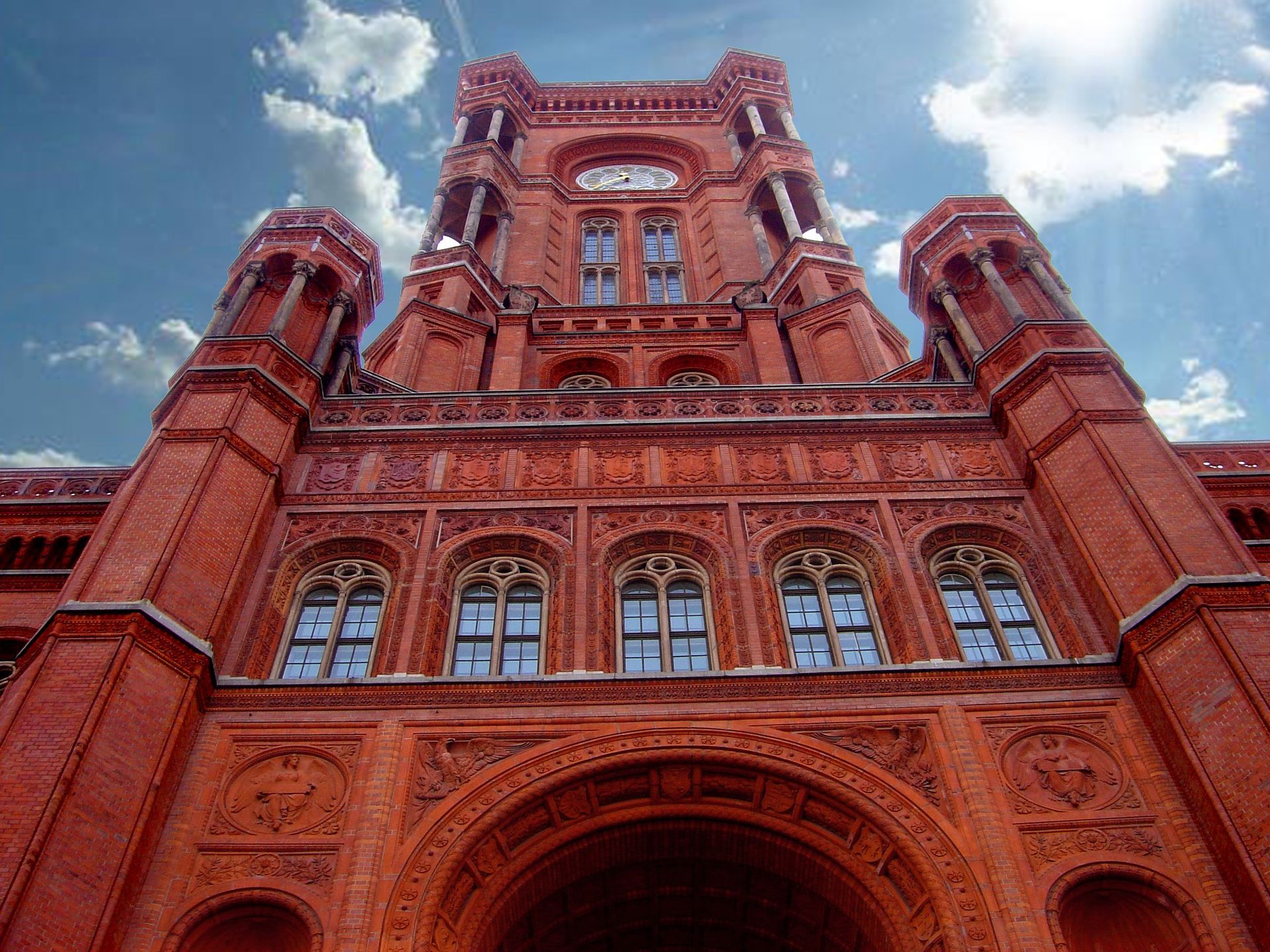Ein großes rotes Backsteingebäude mit blauem Himmel im Hintergrund