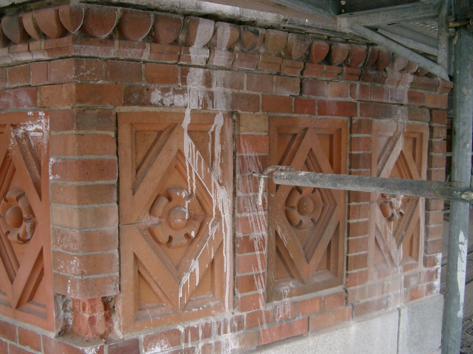 Eine Ziegelwand mit einem geometrischen Muster darauf