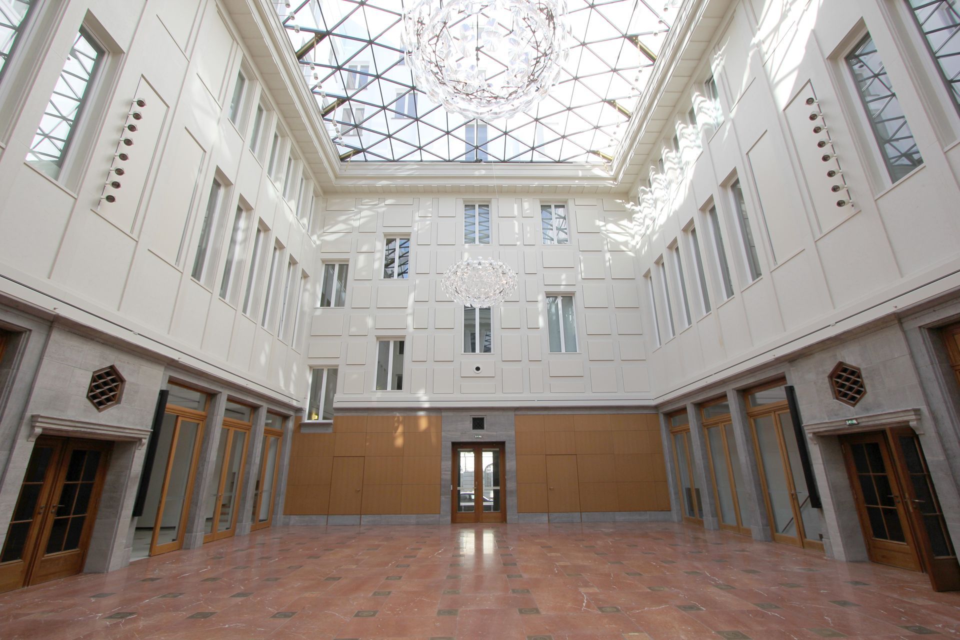 Ein großes leeres Gebäude mit einer sehr hohen Decke