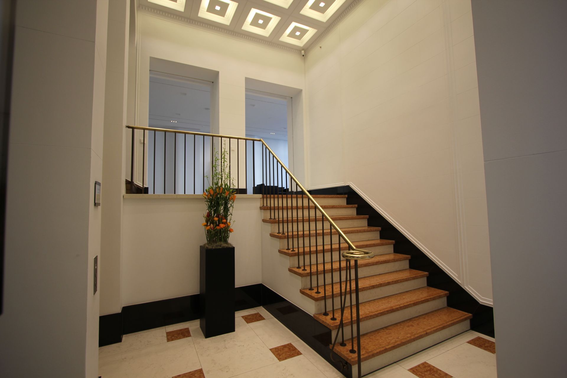 Eine Treppe mit Holzstufen und einem Metallgeländer