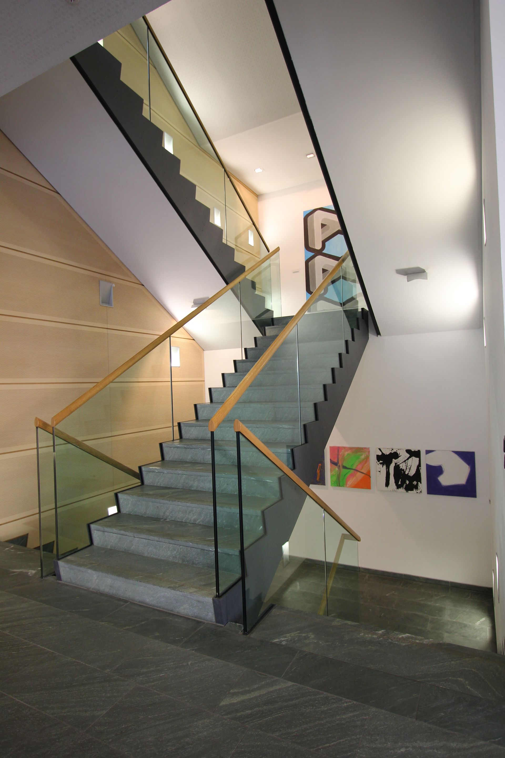 Eine Treppe mit einem Glasgeländer in einem Gebäude