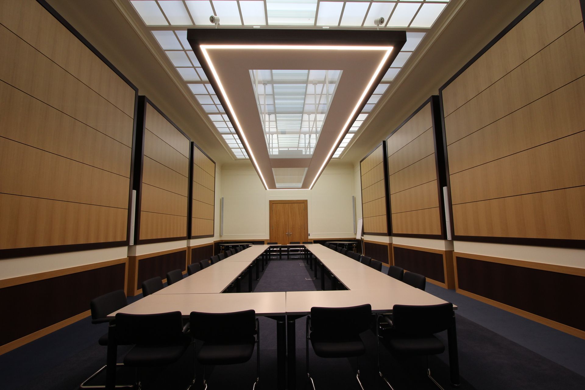 Ein Konferenzraum mit einem langen Tisch und Stühlen