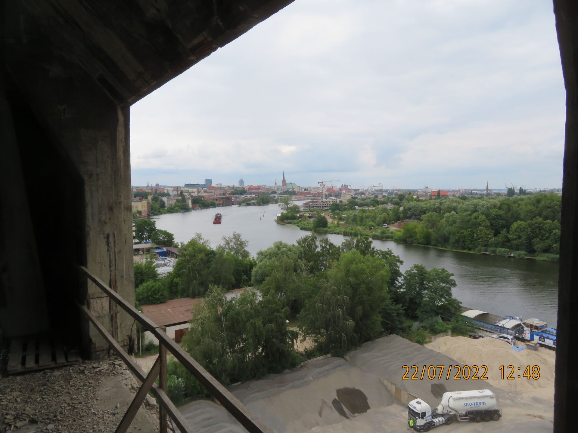 Blick auf einen Fluss und eine Stadt von einem Gebäude aus