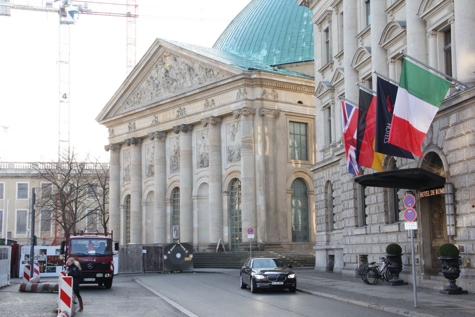 Ein Auto fährt eine Straße vor einem großen Gebäude entlang