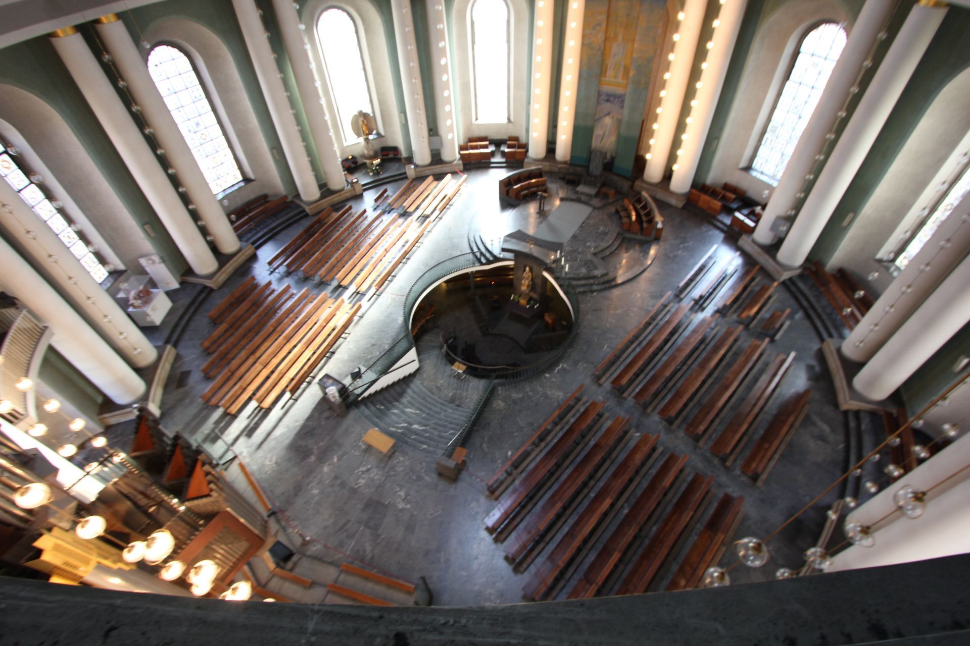 Eine Luftaufnahme einer Kirche mit Reihen von Holzbänken