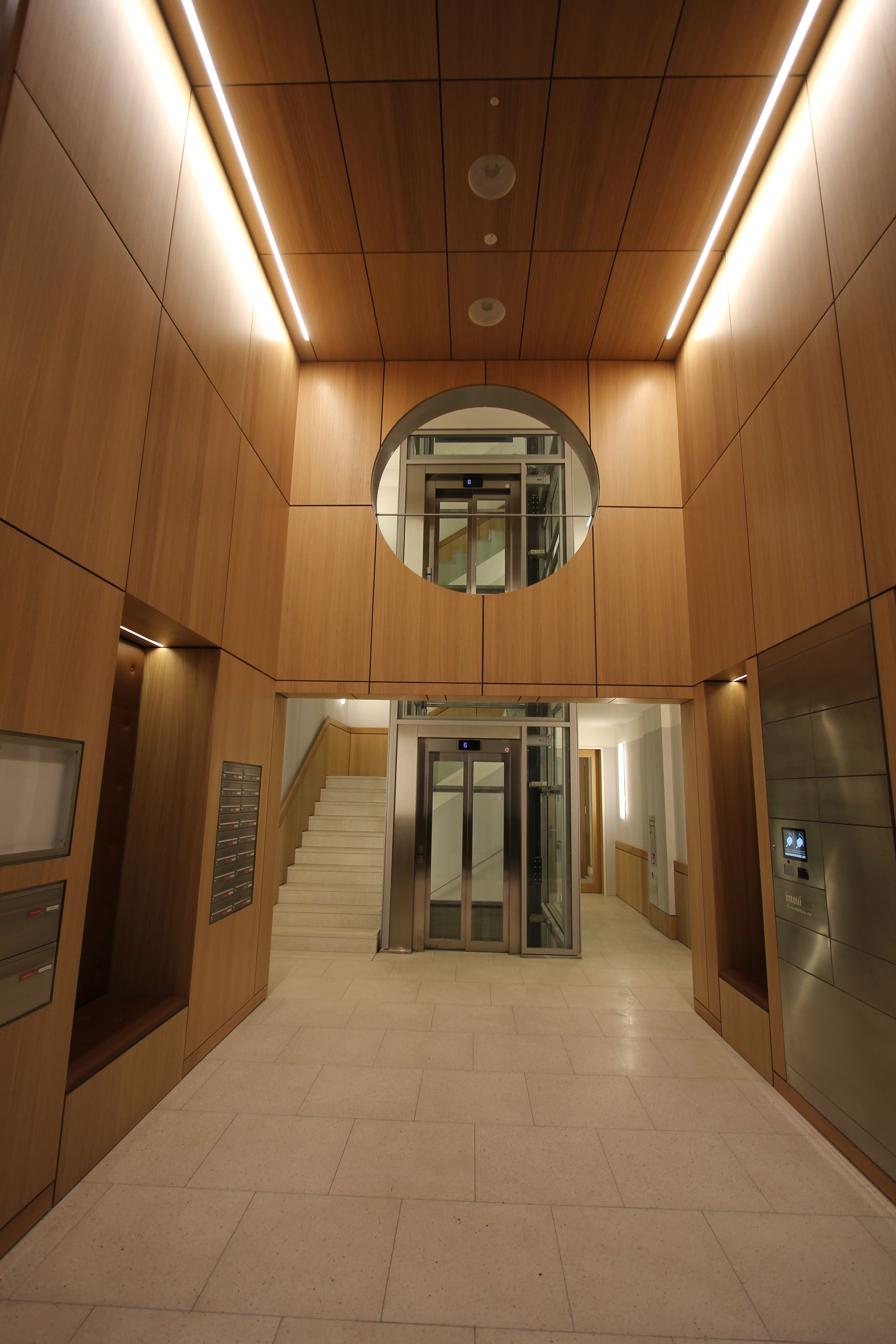 Ein großer Flur mit Treppe und einem Aufzug in der Mitte