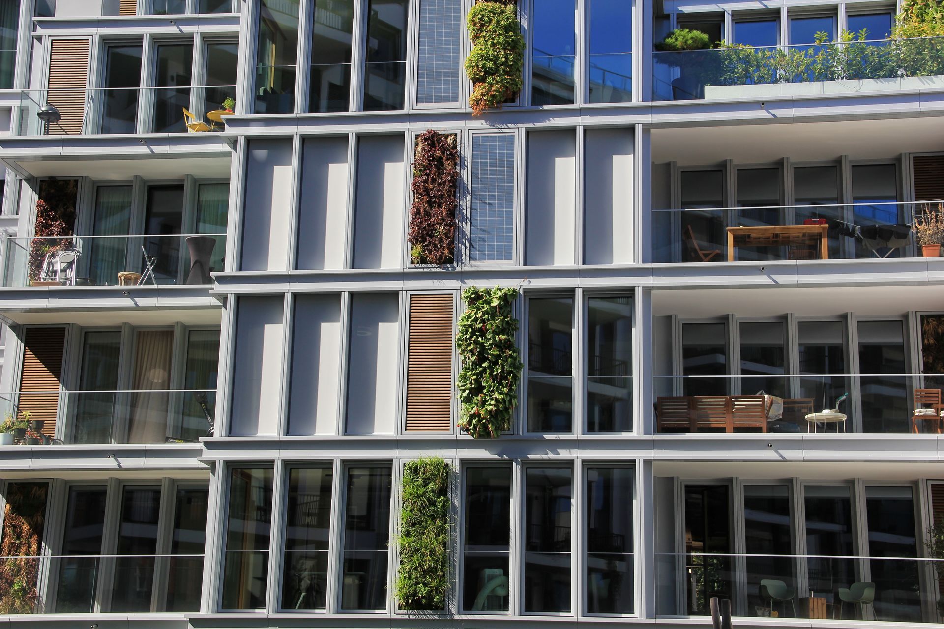Ein großes Wohnhaus mit vielen Fenstern und Balkonen.