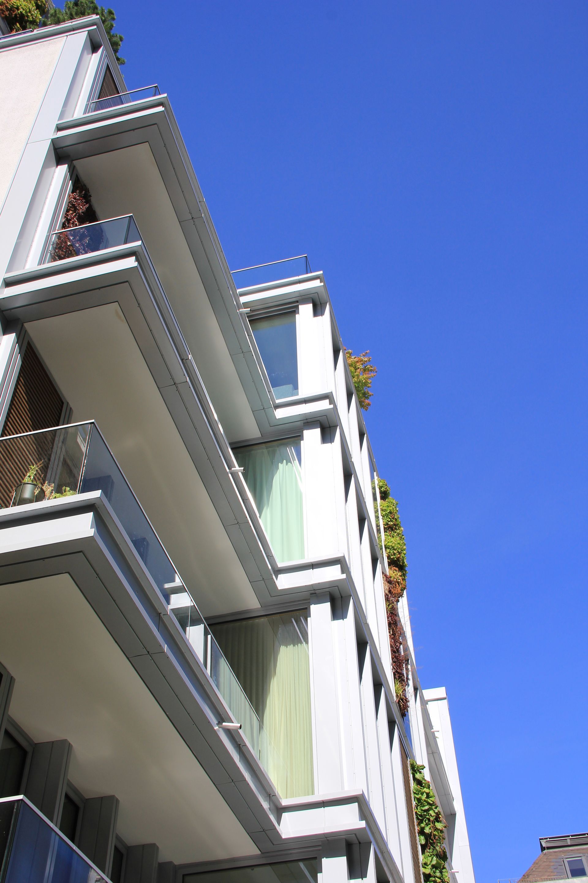 Ein Gebäude mit Balkonen und einem blauen Himmel im Hintergrund