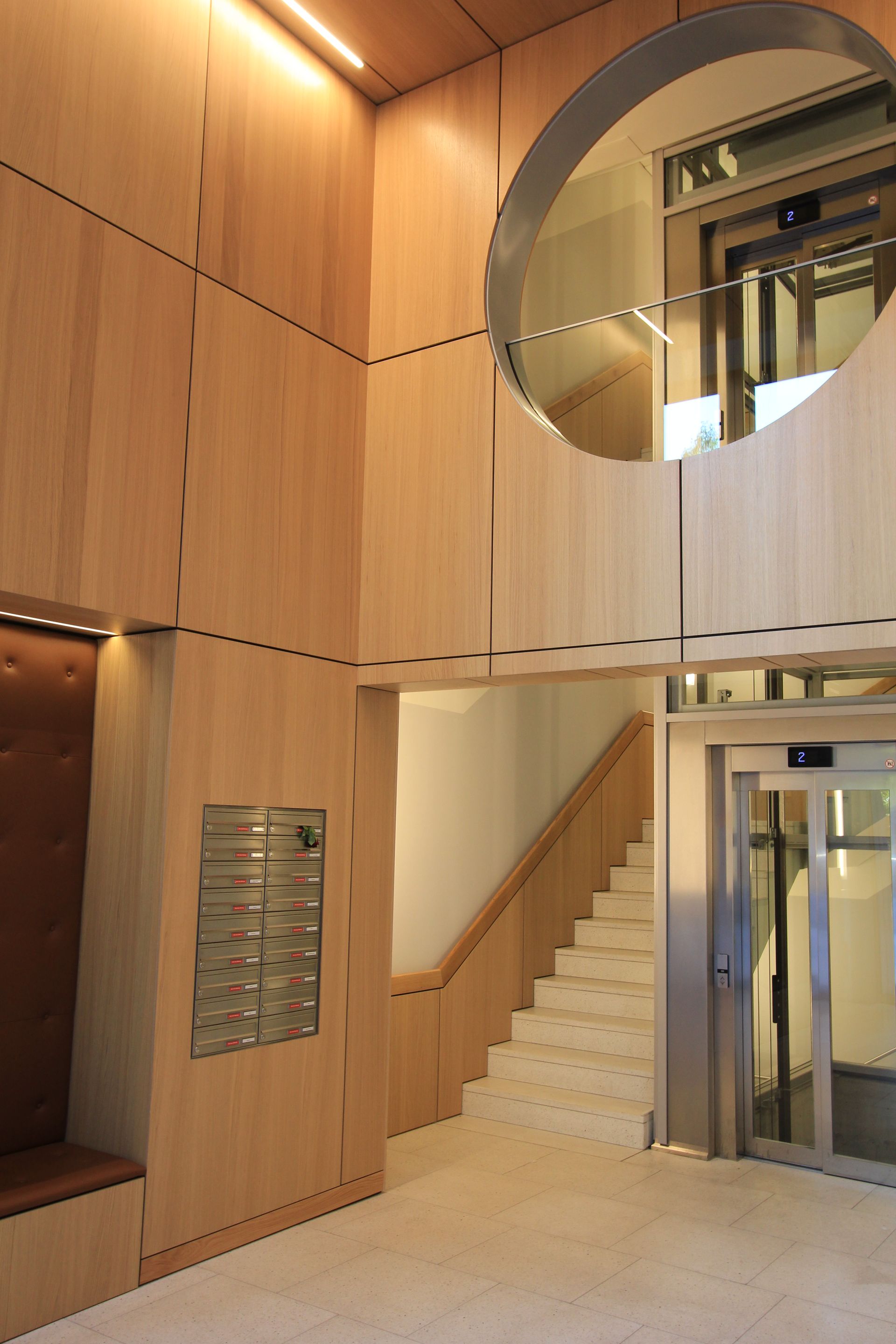 In der Mitte des Raumes befindet sich eine Treppe.