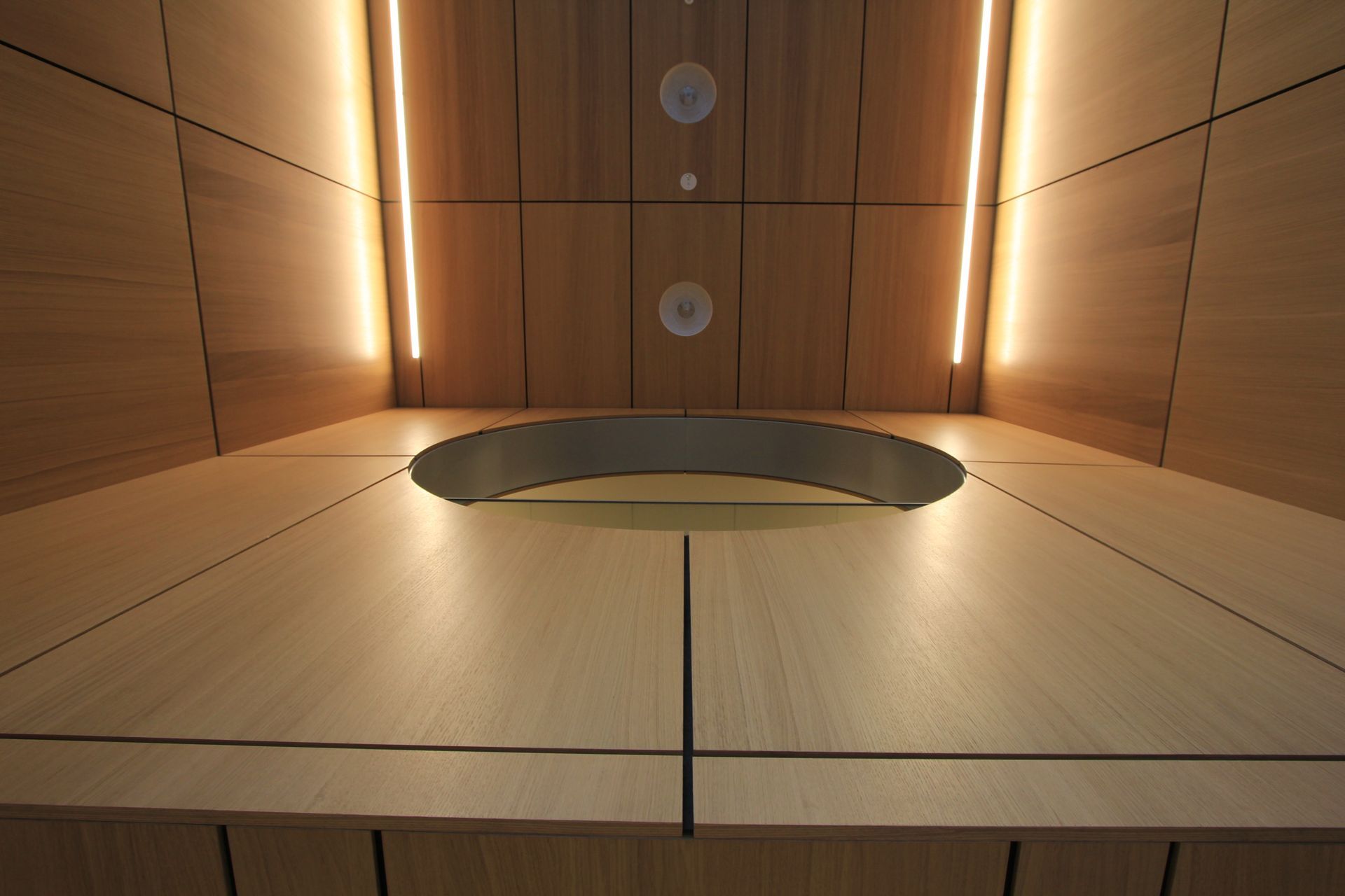 Ein Holzraum mit einem runden Tisch in der Mitte