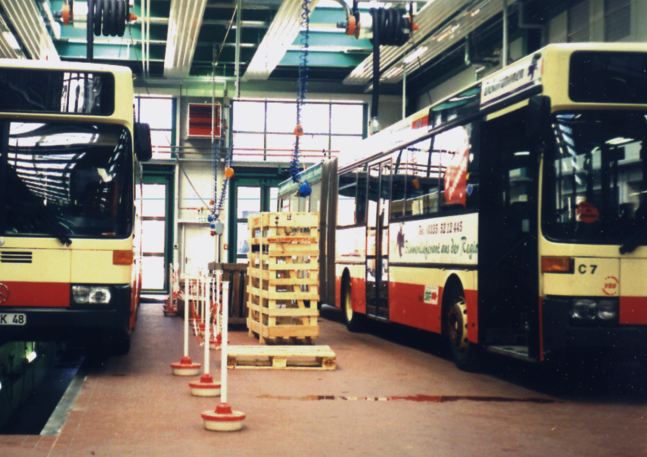 Ein rot-weißer Bus mit der Nummer C7 auf der Vorderseite
