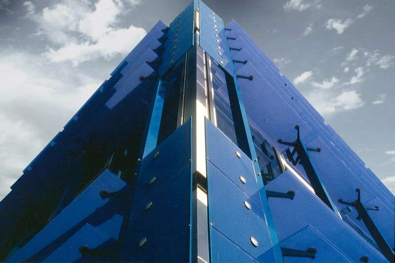 Ein blaues Gebäude mit der Nummer 1 darauf
