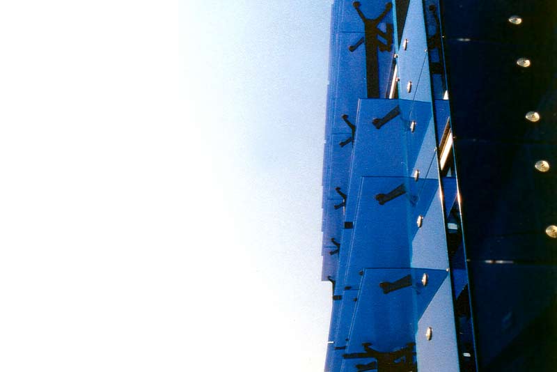 Ein Gebäude mit vielen blauen Uhren darauf