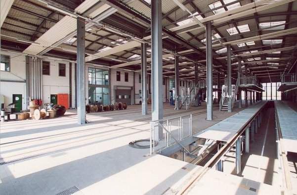 Ein großes leeres Gebäude mit vielen Fenstern