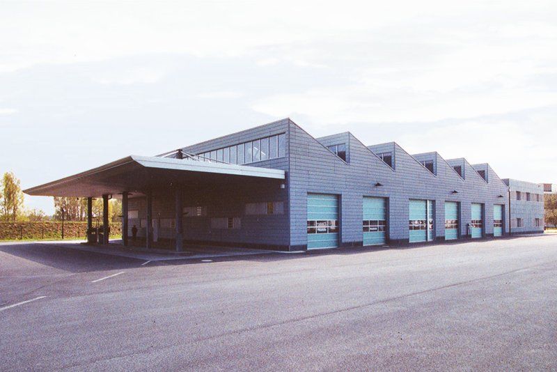 Ein großes Gebäude mit vielen Türen
