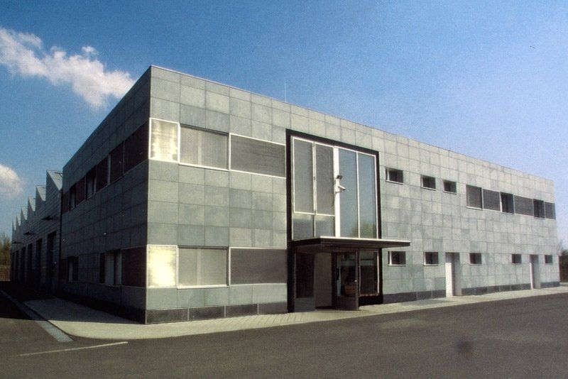 Ein großes Gebäude mit einem blauen Himmel im Hintergrund