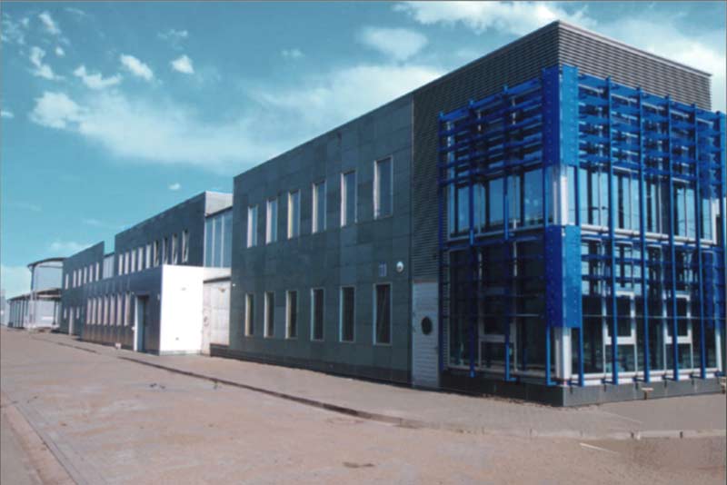Ein Gebäude mit vielen Fenstern und einer blauen Fassade