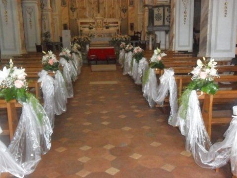 Panche di chiesa decorate con fiori