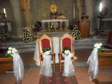 Altare di una chiesa con sedie per sposi