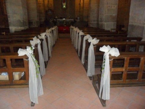 Chiesa con panche decorate per nozze