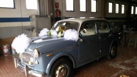 Auto d'epoca decorata con fiori