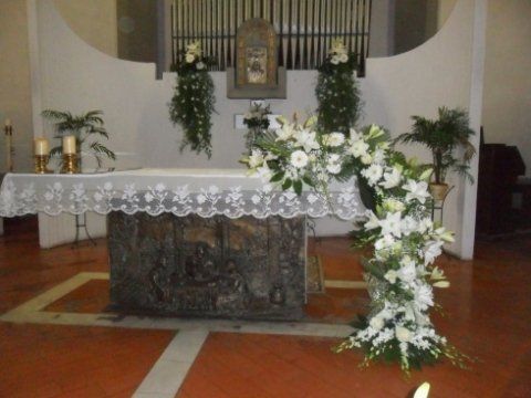Altare per nozze con fiori bianchi