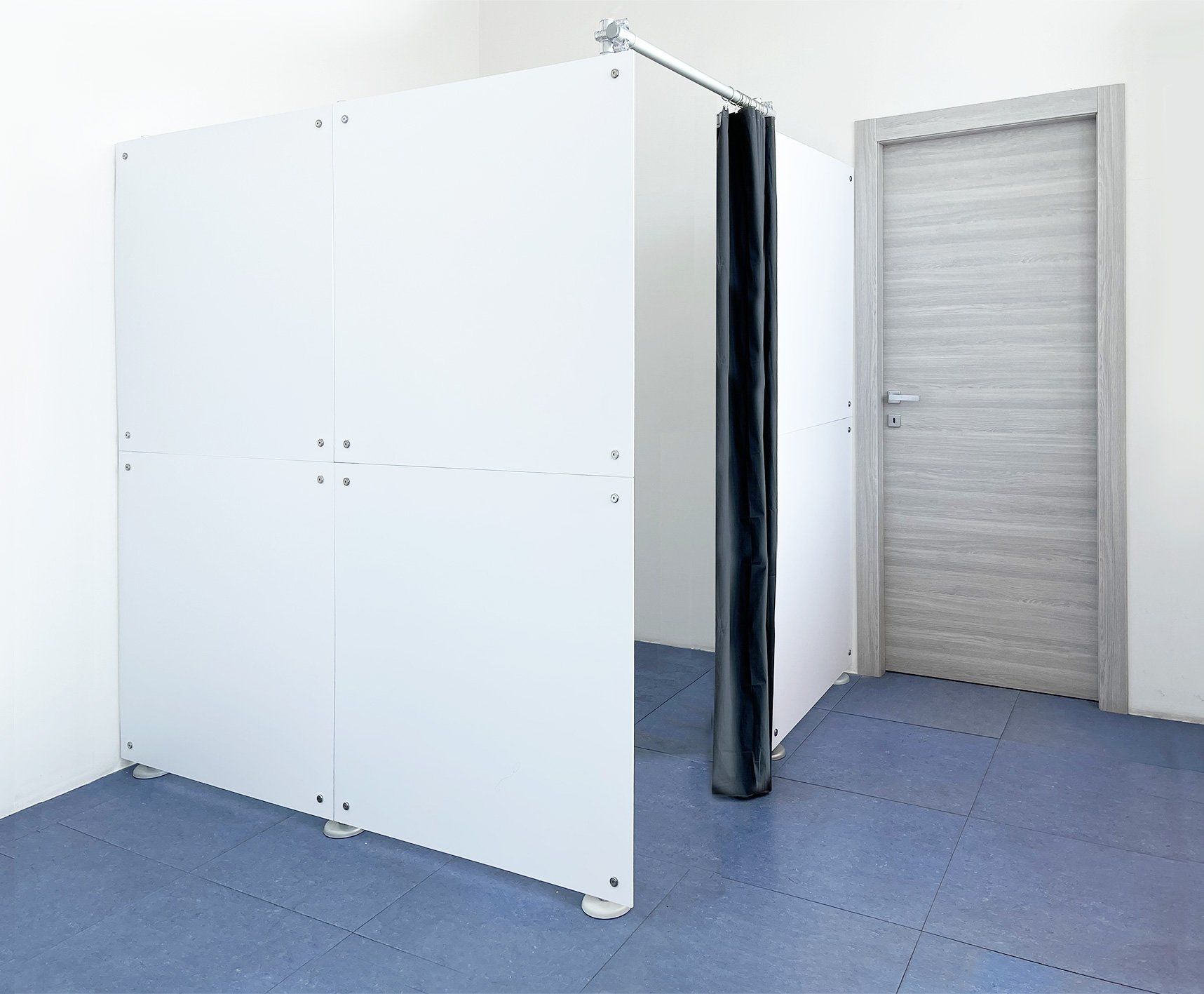 cabina del salón de belleza con barra de cortinas