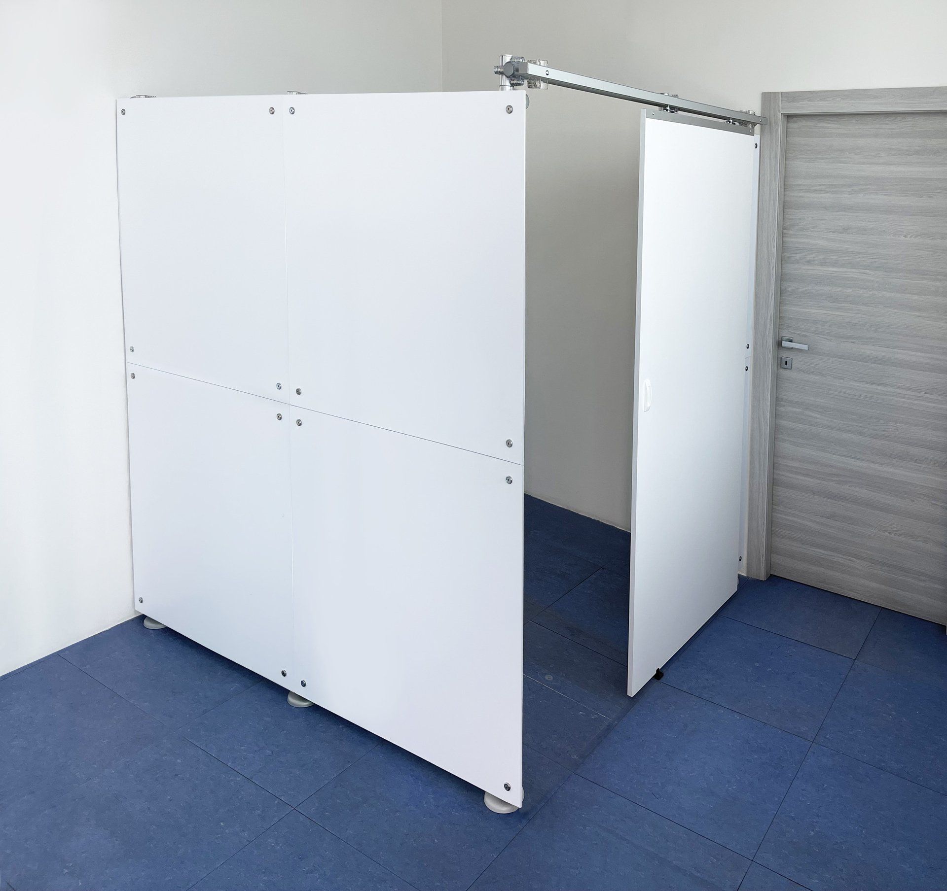 cabina del salón de belleza con puerta corredera