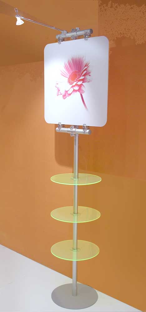 totem promozionale con ripiani e grafica