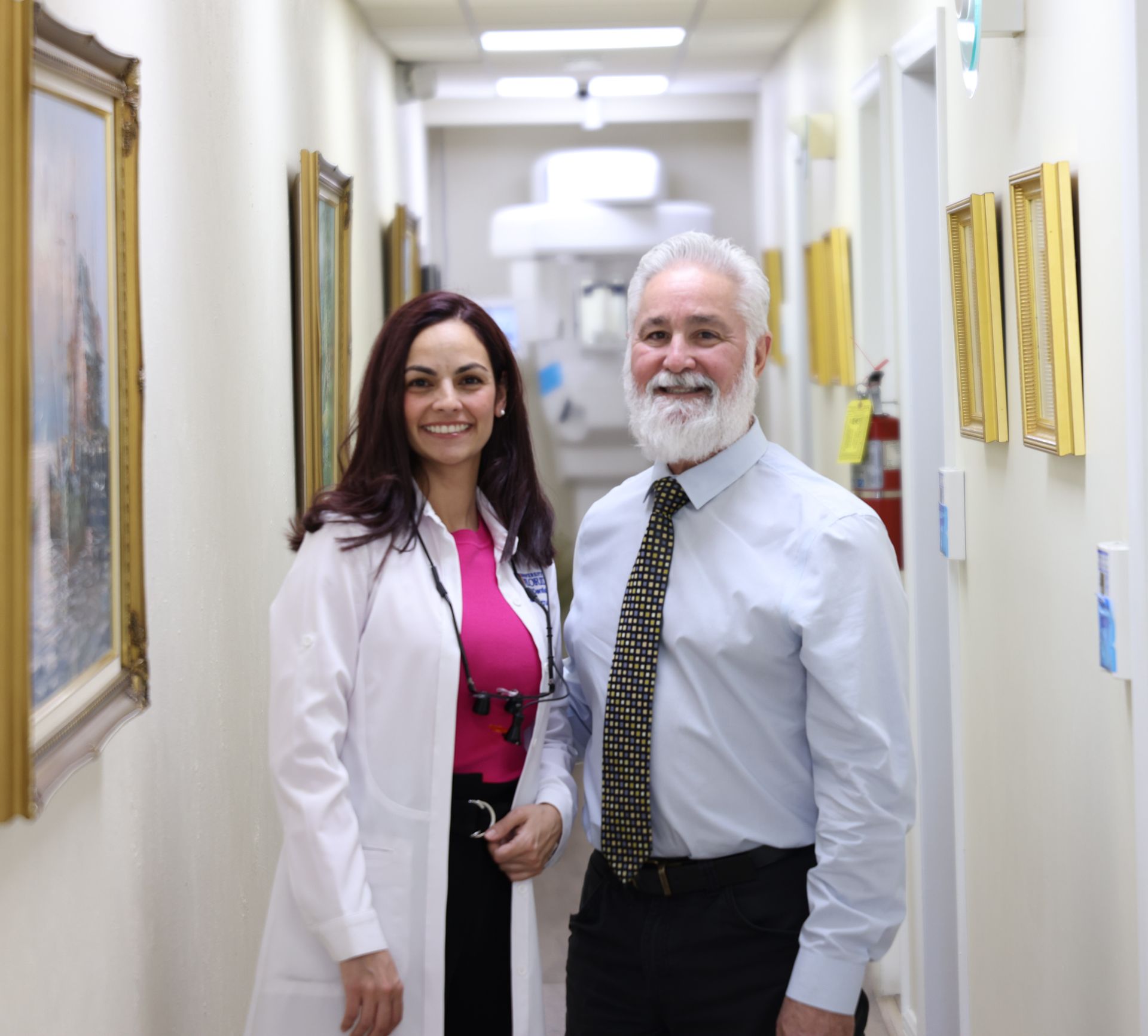 Un grupo de dentistas posan para una fotografía delante de un cuadro.