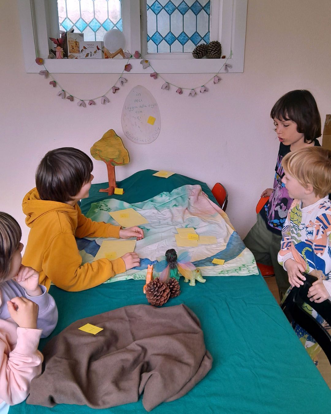 Groep bedenkt eigen spel, gezelligheid, huiselijke sfeer, bso Atelier Verda van Atelierkinderen.