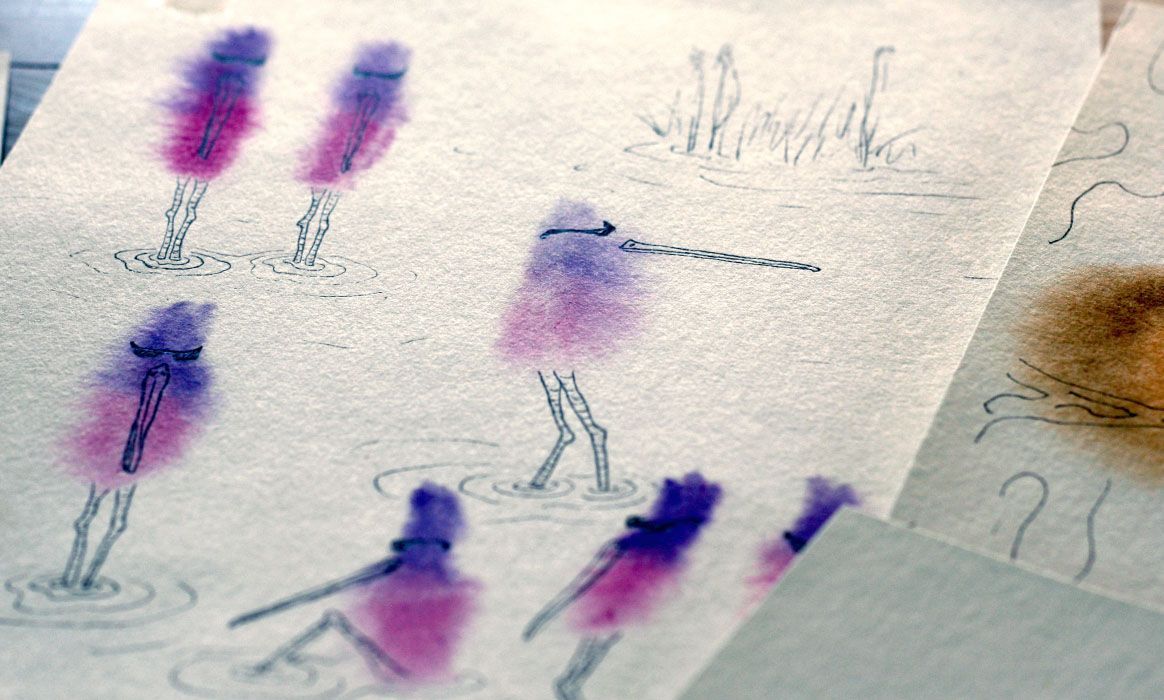 Close-up grappige wezens op een houten tafel. Aquarel, pen tekening door Jasmijn Mulder, Atelierkinderen