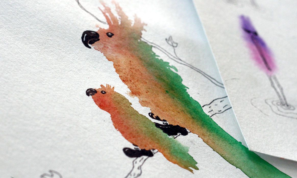 Close-up grappige wezens op een houten tafel. Aquarel, pen tekening door Jasmijn Mulder, Atelierkinderen