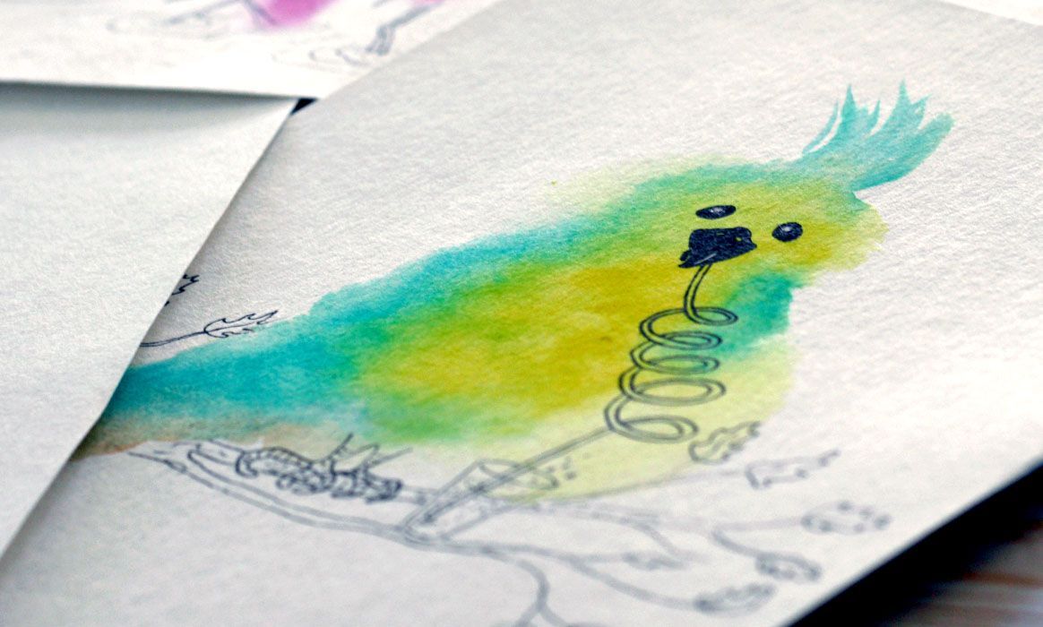 Close-up grappige wezens op een houten tafel. Aquarel, pen tekening door Jasmijn Mulder, Atelierkinderen
