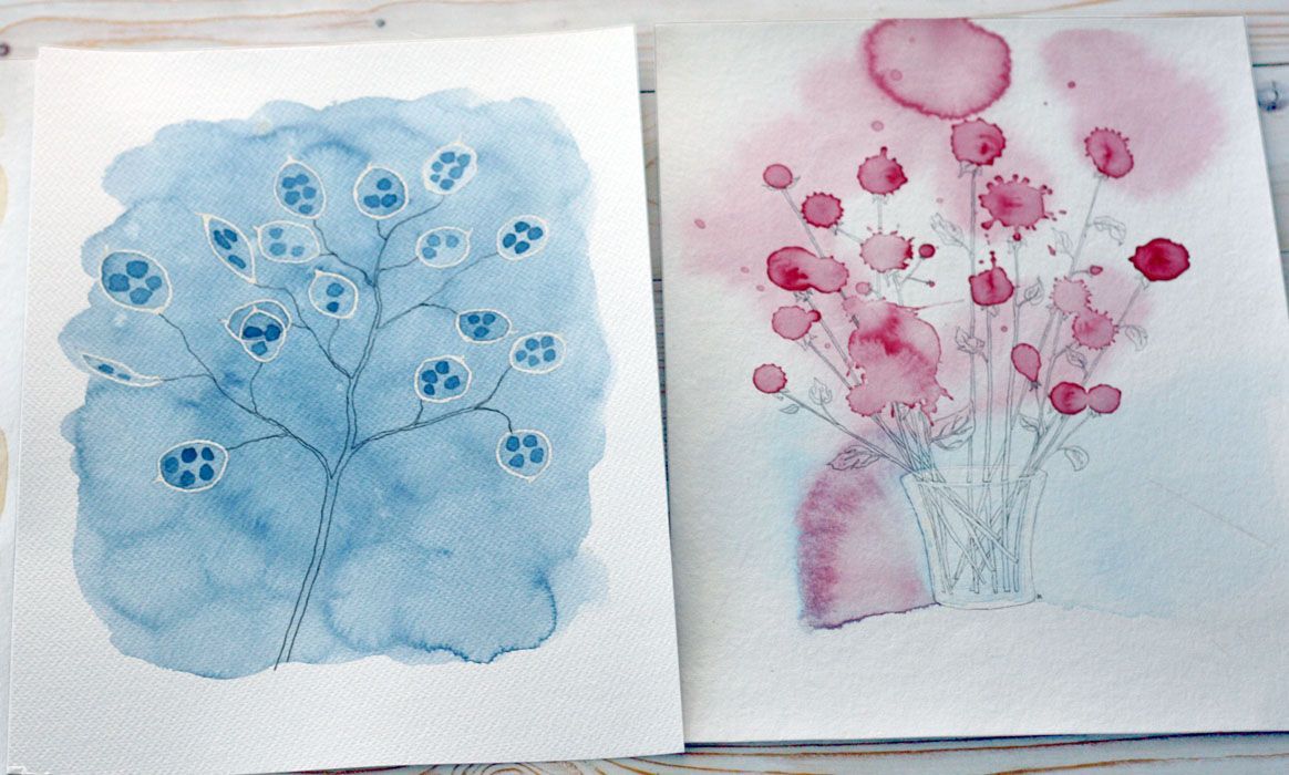 Op een tafel liggen twee artprints van een boom en bloemen. Aquarel, pen tekening door Jasmijn Mulder, Atelierkinderen