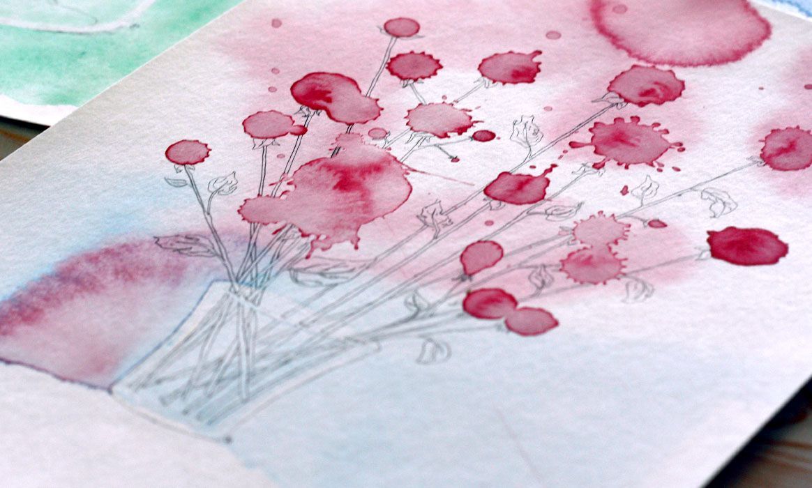 Close-up bloemen in een vaas op een tafel. Aquarel, pen tekening door Jasmijn Mulder, Atelierkinderen