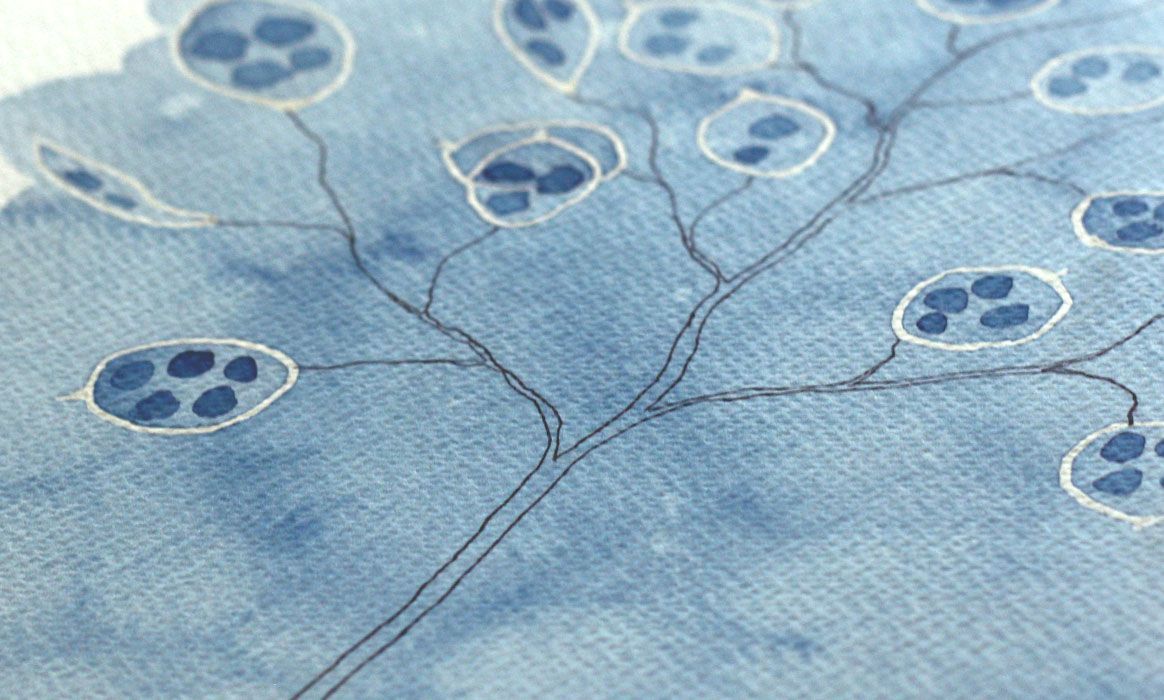 Close-up bloemen in een vaas op een tafel. Aquarel, pen tekening door Jasmijn Mulder, Atelierkinderen