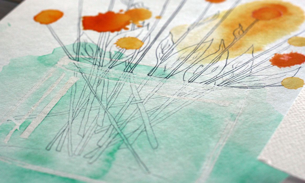 Close-up bloemen in een vaas op een tafel. Aquarel, pen tekening door Jasmijn Mulder, Atelierkinderen