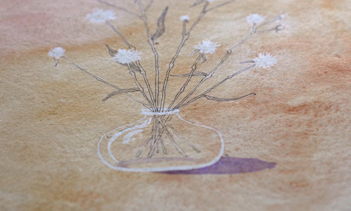 Close-up bloemen in een vaas op een tafel. Aquarel, pen tekening door Jasmijn Mulder, Atelierkinderen