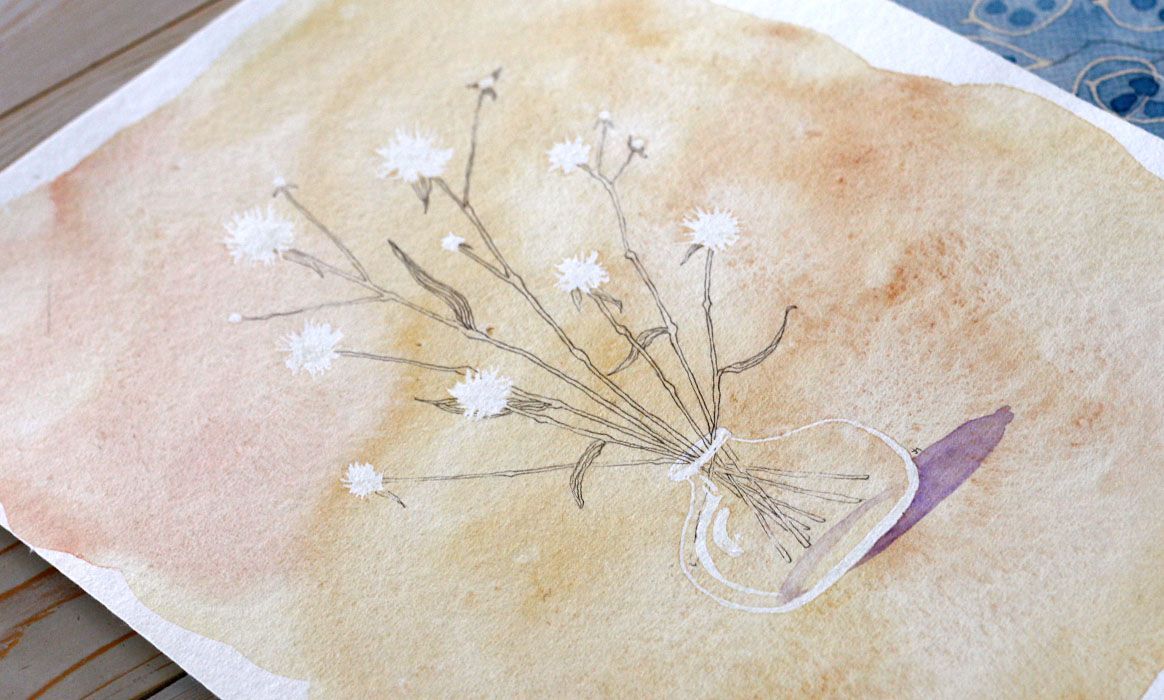 Close-up bloemen in een vaas op een tafel. Aquarel, pen tekening door Jasmijn Mulder, Atelierkinderen