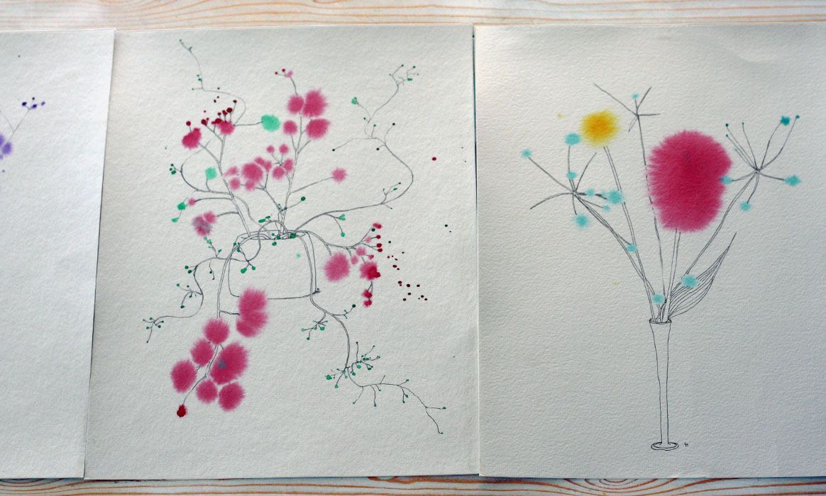 Artprint bloemen op een stuk papier op een houten tafel. Aquarel, pen tekening door Jasmijn Mulder, Atelierkinderen