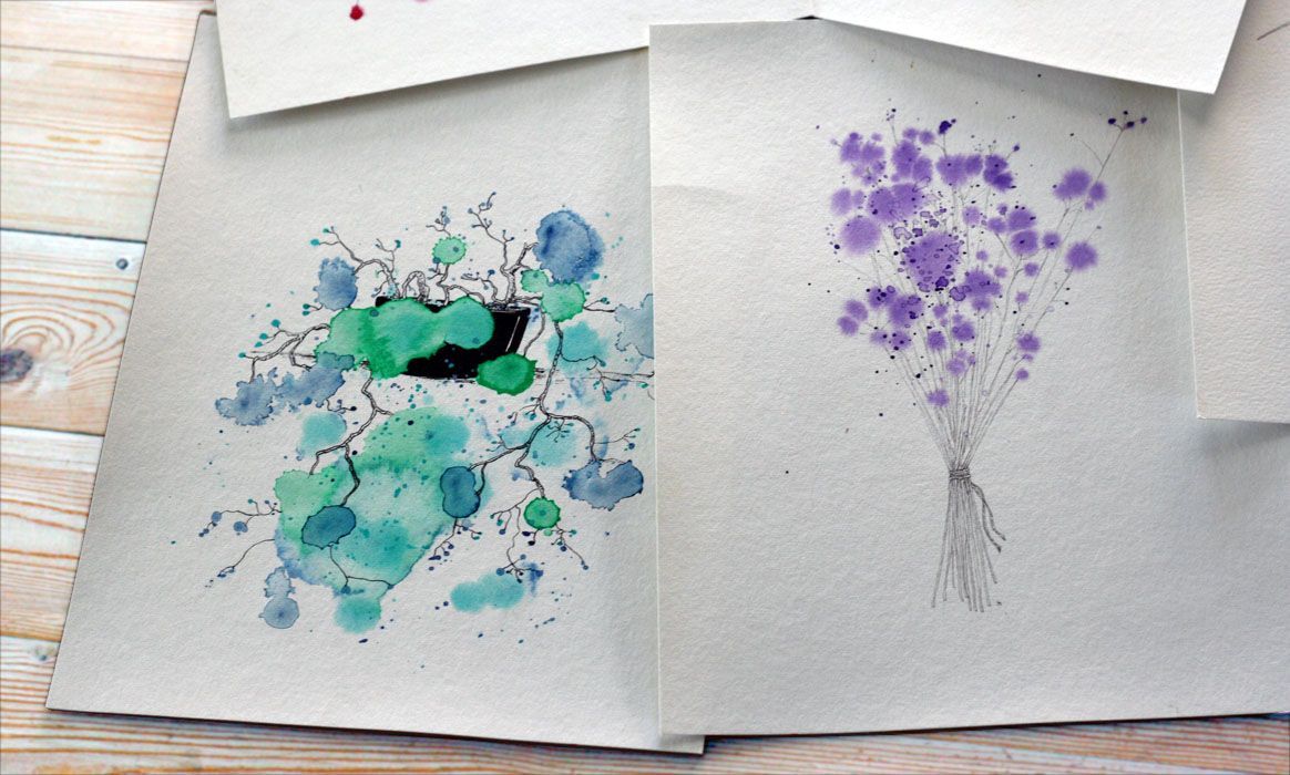 Artprint bloemen op een stuk papier op een houten tafel. Aquarel, pen tekening door Jasmijn Mulder, Atelierkinderen